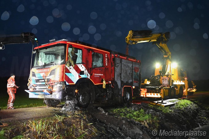 Mediaterplaatse Brandweer wagen in sloot woubrugge 18112023 Image00006