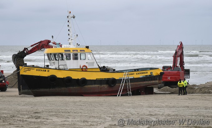 Mediaterplaatse viskotter en sleepboot op strand zandvoort 26112023 Image01009