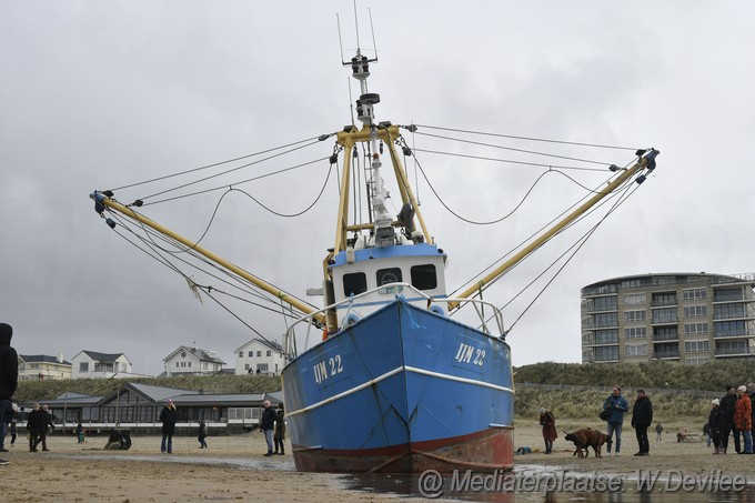 Mediaterplaatse viskotter en sleepboot op strand zandvoort 26112023 Image01021