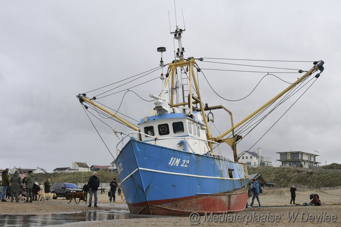 Mediaterplaatse viskotter en sleepboot op strand zandvoort 26112023 Image01022