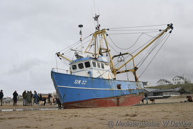 Mediaterplaatse viskotter en sleepboot op strand zandvoort 26112023 Image01023