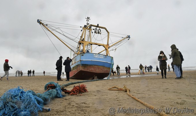 Mediaterplaatse viskotter en sleepboot op strand zandvoort 26112023 Image01027