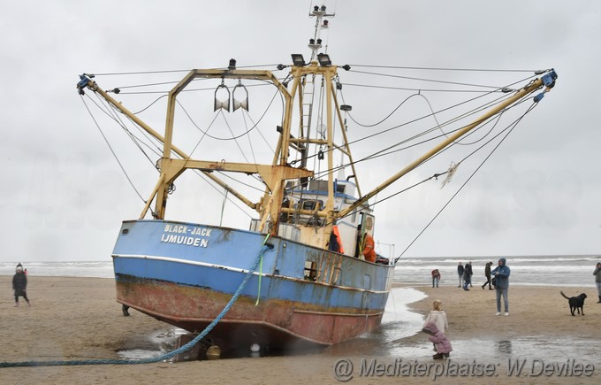 Mediaterplaatse viskotter en sleepboot op strand zandvoort 26112023 Image01029