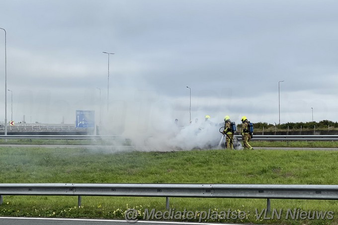 Mediaterplaatse auto brand tijdens het rijden 08102023 Image00004