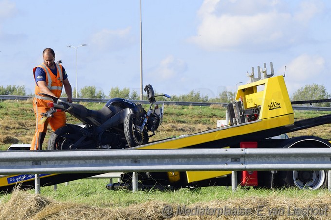 Mediaterplaatse motorrijder gaat onderuit op de n205 hoofddorp Image00006