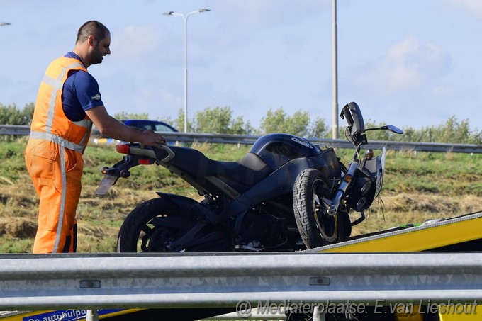 Mediaterplaatse motorrijder gaat onderuit op de n205 hoofddorp Image00007