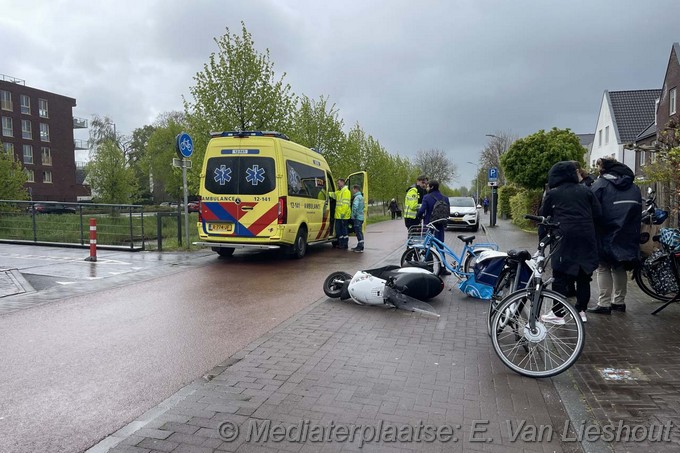 Mediaterplaatse hoofdweg ongeval scooter fietser hdp Image00003