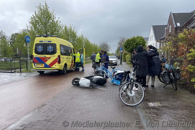 Mediaterplaatse hoofdweg ongeval scooter fietser hdp Image00005