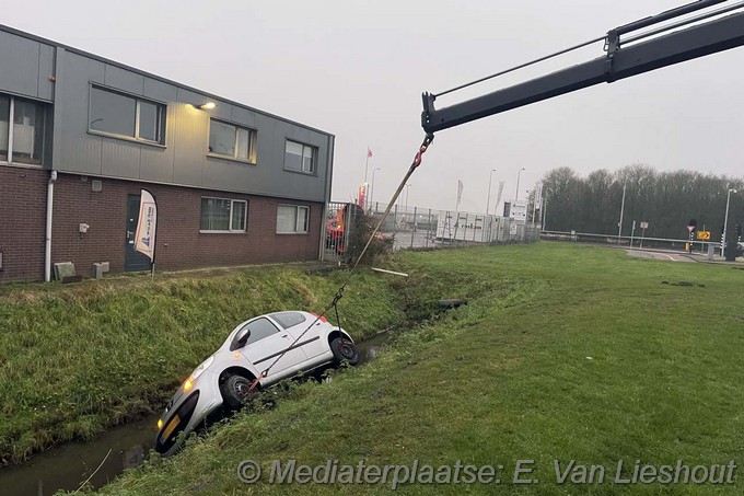Mediaterplaatse auto vliegt uit de bocht rozenburg 26122024 Image00006