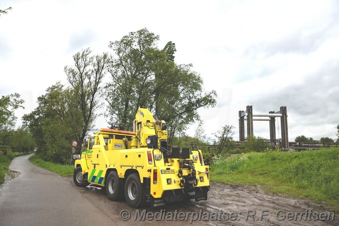 Mediaterplaatse vuilniswagen in de sloot stoofkade gouda Image00002