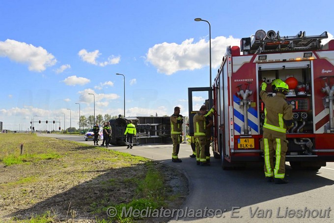 Mediaterplaatse bakwagen op zijn kant in hoofddorp 03102024 Image00001