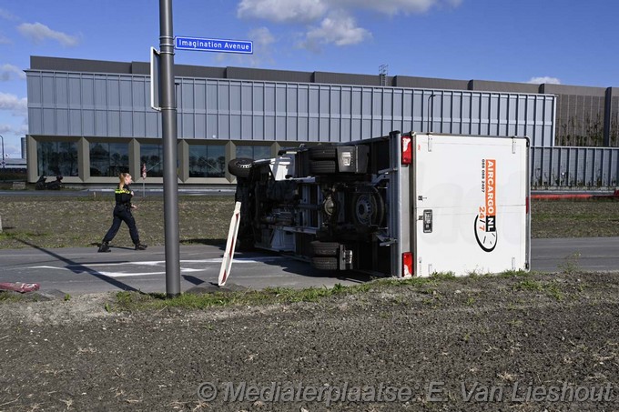 Mediaterplaatse bakwagen op zijn kant in hoofddorp 03102024 Image00004