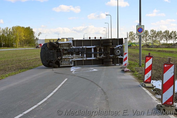 Mediaterplaatse bakwagen op zijn kant in hoofddorp 03102024 Image00006