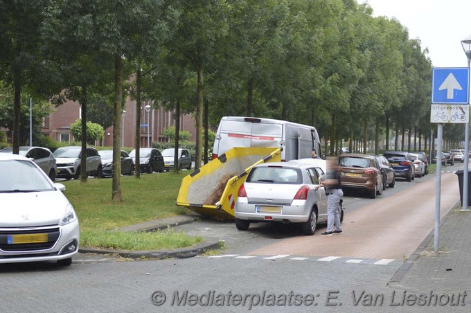 Mediaterplaatse auto klapt op vuil container hoofddorp 02072024 Image00001