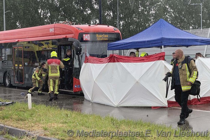 Mediaterplaatse auto klapt op lijnbus hoofddorp 07072024 Image00002