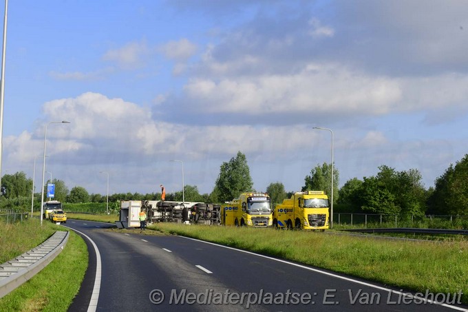 Mediaterplaatse vrachtwagen op zijn kant n201 05062024 Image00001