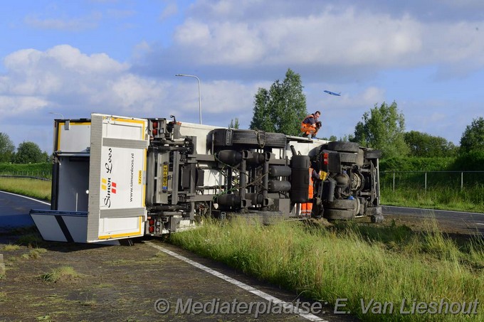 Mediaterplaatse vrachtwagen op zijn kant n201 05062024 Image00002