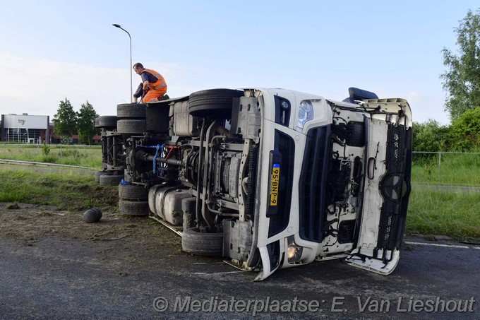 Mediaterplaatse vrachtwagen op zijn kant n201 05062024 Image00004