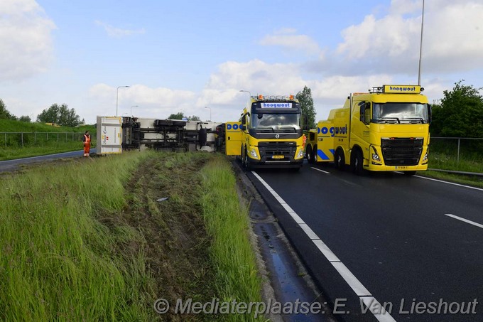 Mediaterplaatse vrachtwagen op zijn kant n201 05062024 Image00005