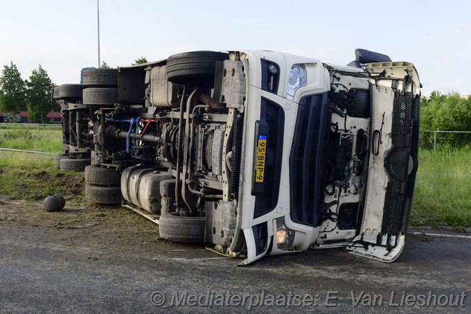 Mediaterplaatse vrachtwagen op zijn kant n201 05062024 Image00006