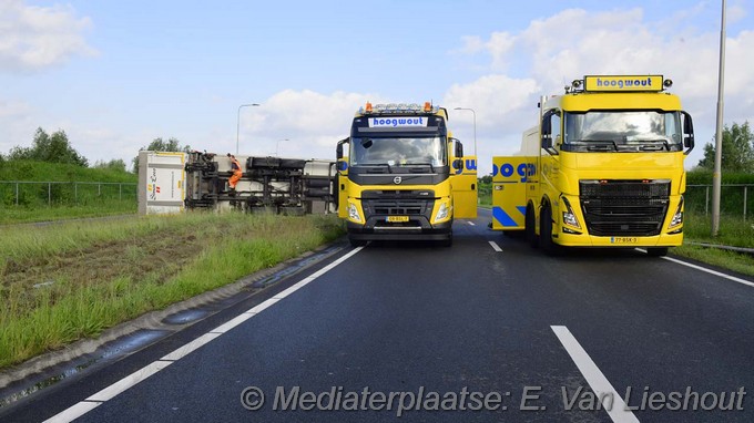 Mediaterplaatse vrachtwagen op zijn kant n201 05062024 Image00007