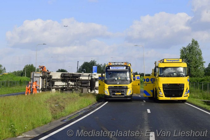 Mediaterplaatse vrachtwagen op zijn kant n201 05062024 Image00008