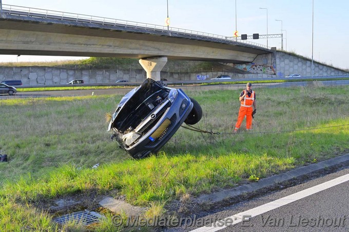 Mediaterplaatse auto op zijn kop A4 schiphol 31032025 Image00009