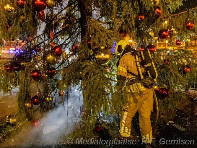 Mediaterplaatsen kerstboom in brand op de markt in gouda 29122025 Image00003
