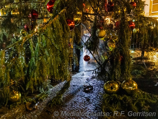 Mediaterplaatsen kerstboom in brand op de markt in gouda 29122025 Image00006