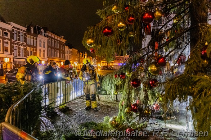 Mediaterplaatsen kerstboom in brand op de markt in gouda 29122025 Image00009