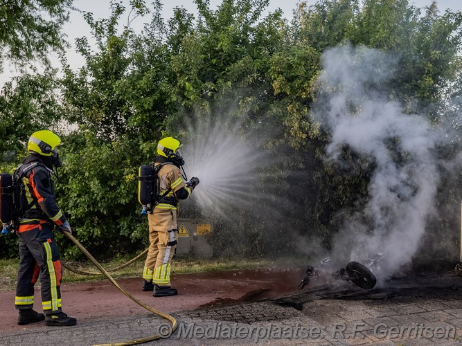 Mediaterplaatse scooter brand provincialeweg haastrecht 21062025 22062025 scooter in de brand provincialeweg haastrecht 00004
