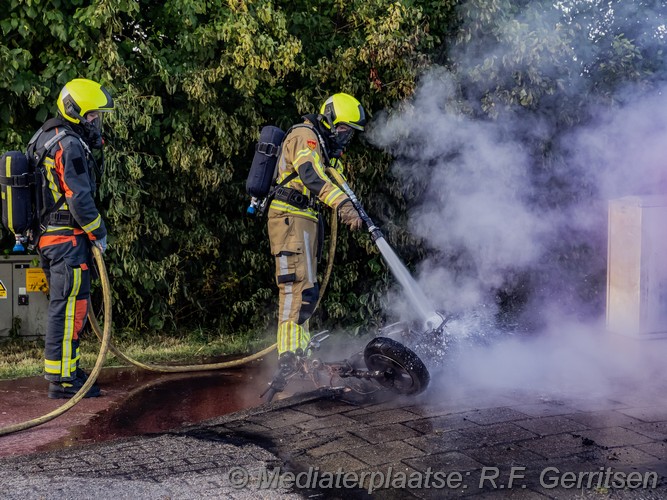 Mediaterplaatse scooter brand provincialeweg haastrecht 21062025 22062025 scooter in de brand provincialeweg haastrecht 00005