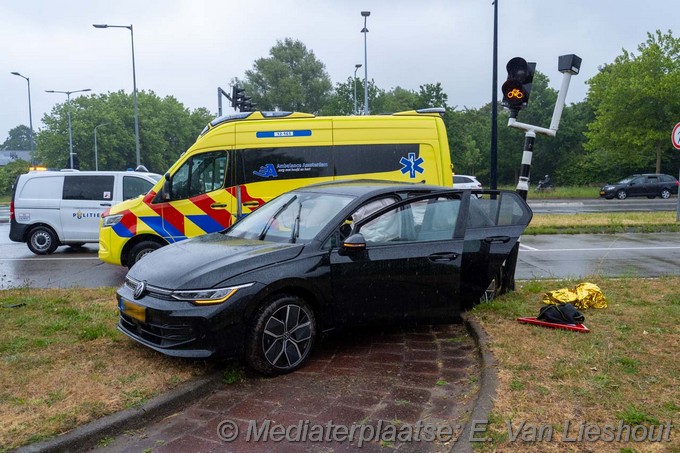 Mediaterplaatse ongeval auto lijnbus somerensingel Hdp 24052025 24052025 ongeval auto lijnbus hoofddorp 00001