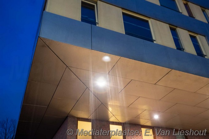 Mediaterplaatsen water komt uit appartement in hoofddorp 13112025 Image00001