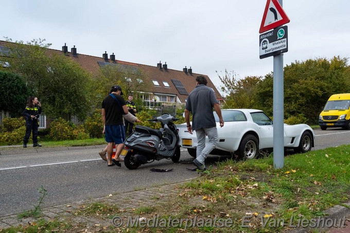 Mediaterplaatsen scooterrijder klapt op stilstaande auto in hoofddorp 08102025 Image00002