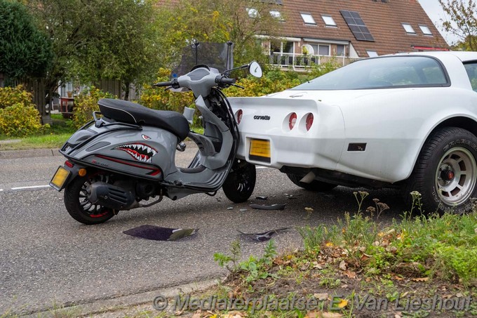 Mediaterplaatsen scooterrijder klapt op stilstaande auto in hoofddorp 08102025 Image00003