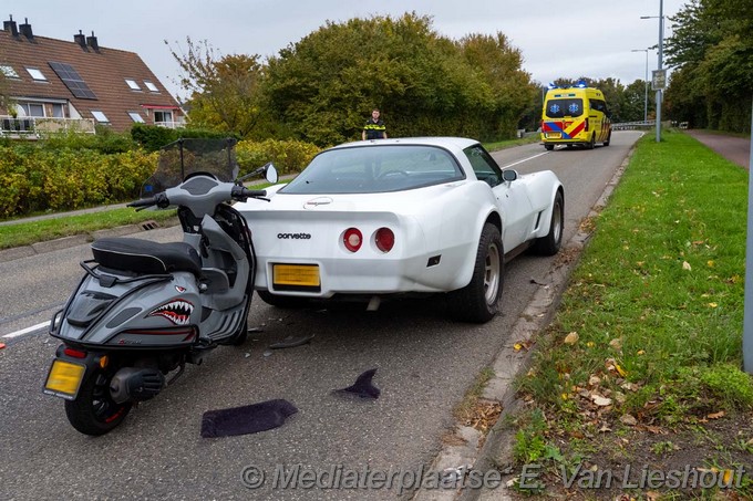 Mediaterplaatsen scooterrijder klapt op stilstaande auto in hoofddorp 08102025 Image00005