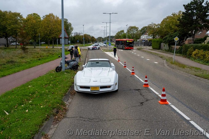 Mediaterplaatsen scooterrijder klapt op stilstaande auto in hoofddorp 08102025 Image00008