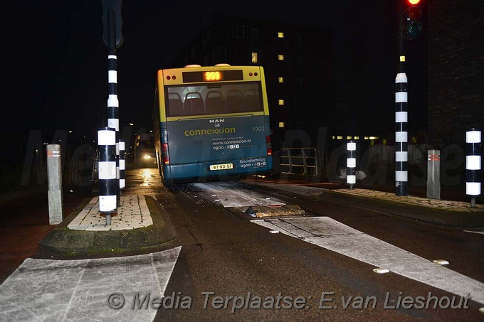 Mediaterplaatse ongeval bussluis hoofddorp bus vast 25012017 Image00001