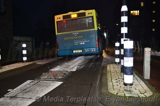 Mediaterplaatse ongeval bussluis hoofddorp bus vast 25012017 Image00006