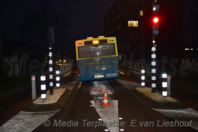 Mediaterplaatse ongeval bussluis hoofddorp bus vast 25012017 Image00011