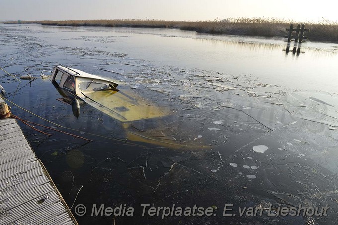 Mediaterplaatse pleziervaartuig gezonken ringvaart leimuiderbrug 26012017 Image00011