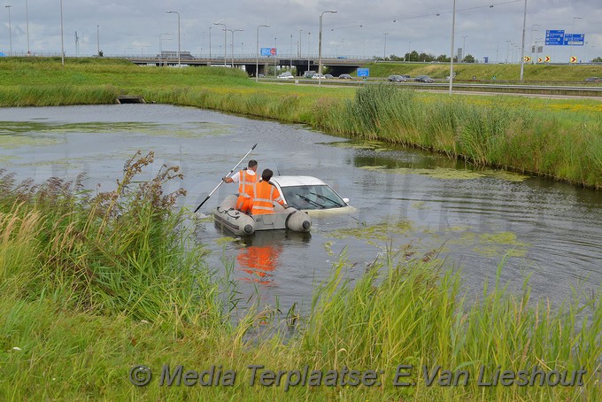 MediaTerplaatse auto te water schiphol 27072017 Image00010