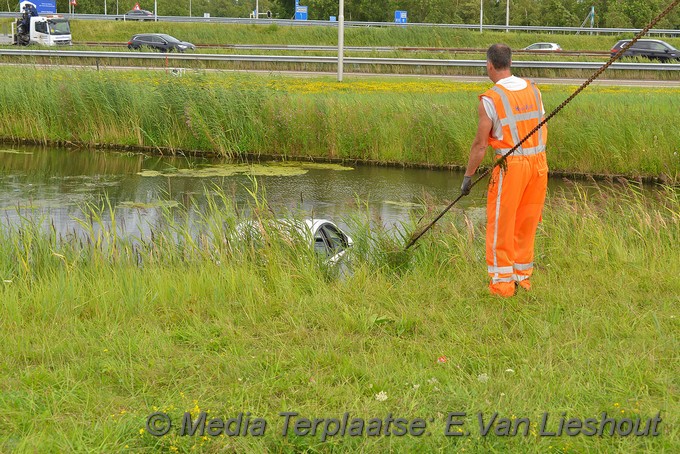 MediaTerplaatse auto te water schiphol 27072017 Image00015