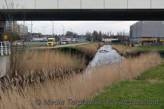 Mediaterplaatse ongeval schiphol rijk n196 auto te water 24032019 Image00003