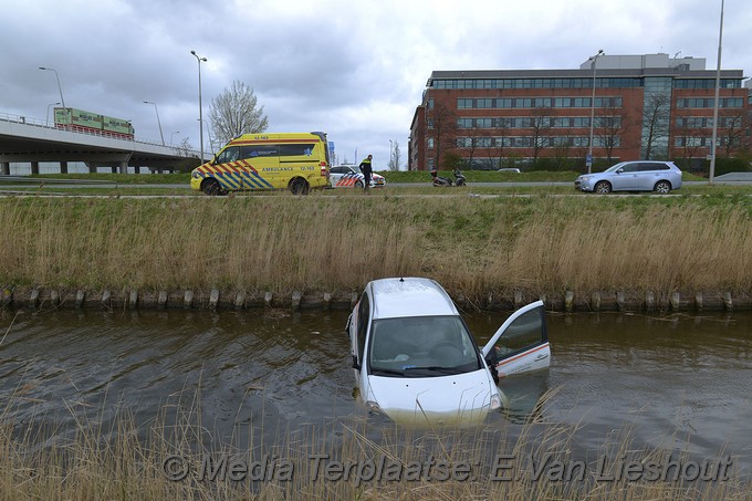 Mediaterplaatse ongeval schiphol rijk n196 auto te water 24032019 Image00005