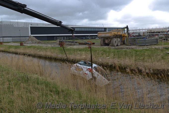 Mediaterplaatse ongeval schiphol rijk n196 auto te water 24032019 Image00008