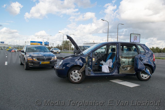 Mediaterplaatse ongeval auto vrachtwagen a4 schiphol 21092018 Image00004