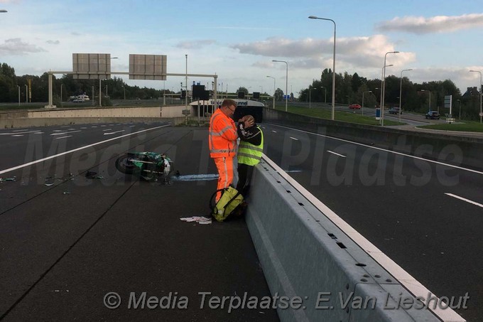 Mediaterplaatse motor rijder klapt op auto n201 03102018 Image00001
