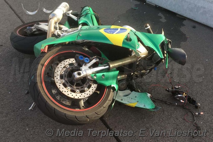 Mediaterplaatse motor rijder klapt op auto n201 03102018 Image00005